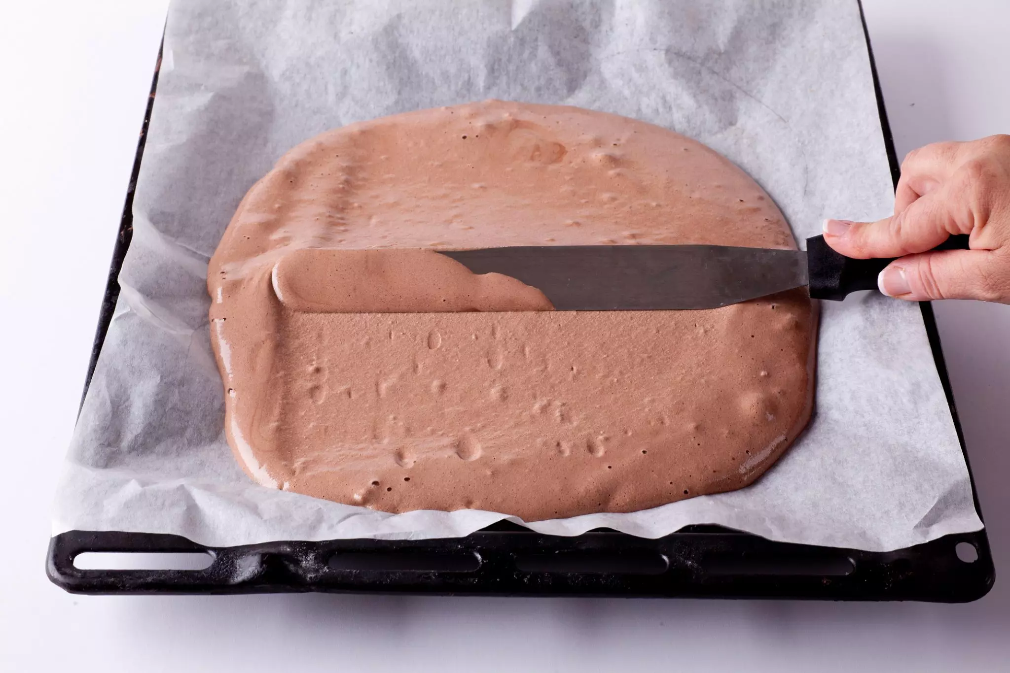 יוצקים את העיסה לתבנית, משטחים ואופים כ-15 דקות, עד שהבצק אפוי, אבל עדיין רך למגע