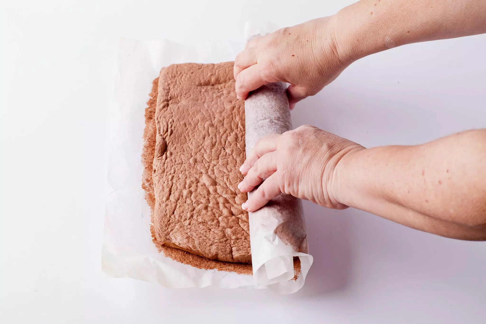 מצננים כ-5 דקות ומגלגלים את הרולדה (עם נייר האפייה), לרוחבה תוך כדי הידוק ומניחים מגולגלת לצינון.