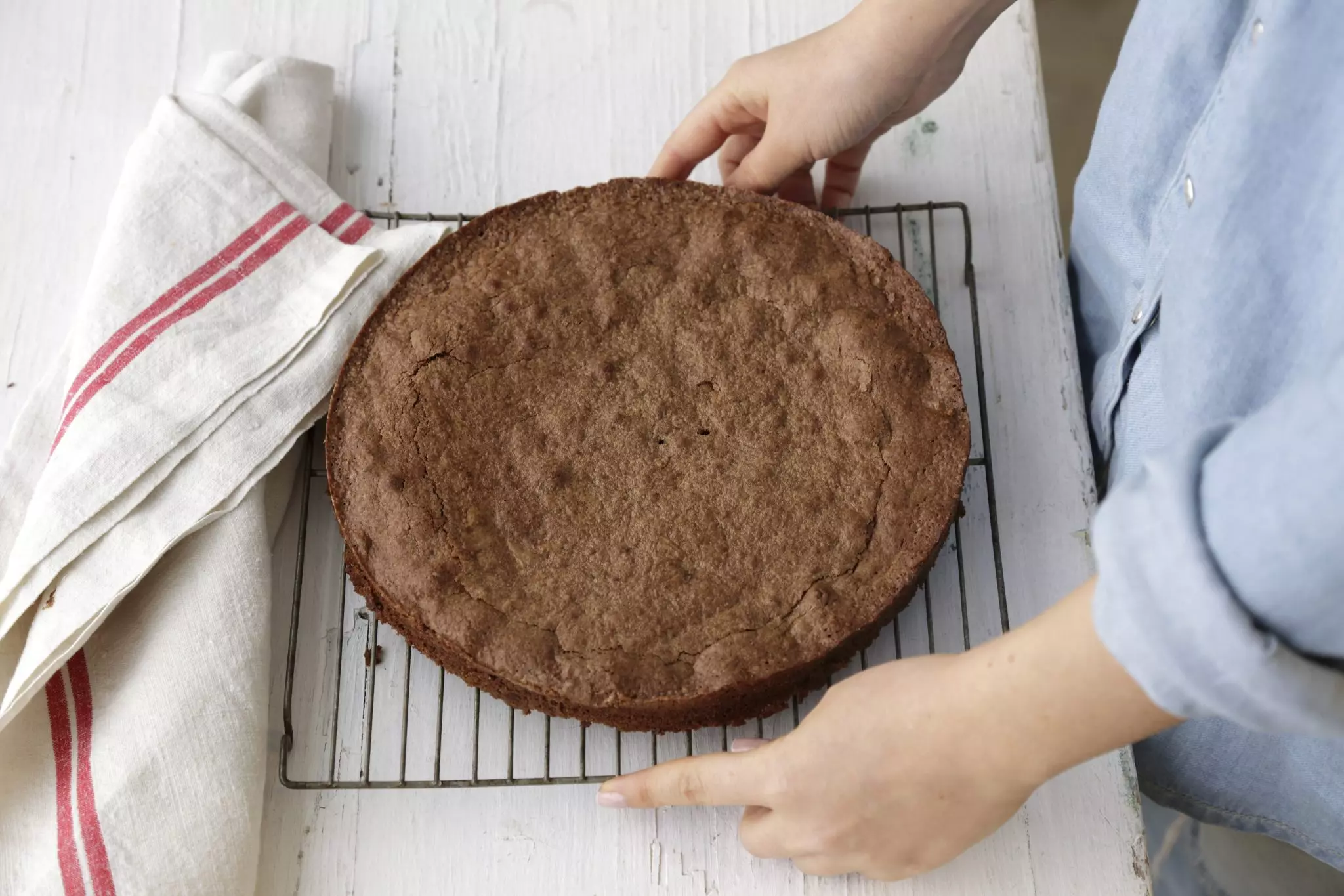 אופים במשך כ-15-20 דקות או עד שהבראוני מתייצב בצדדים וקיסם הננעץ במרכז יוצא עם בלילה מעט רכה