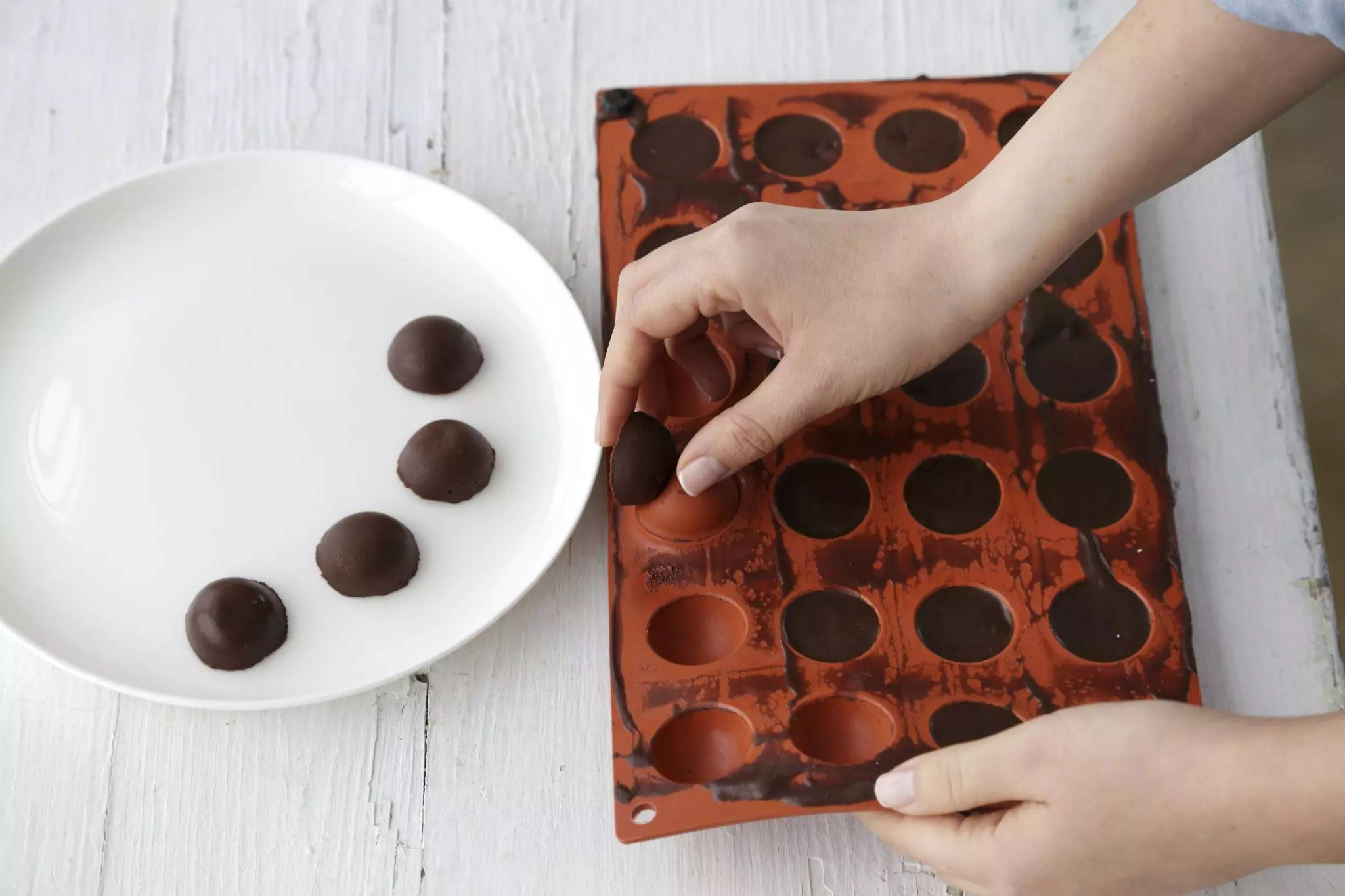 מחלצים את הטראפלס מהתבנית ושומרים במקפיא עד הרכבת העוגה.