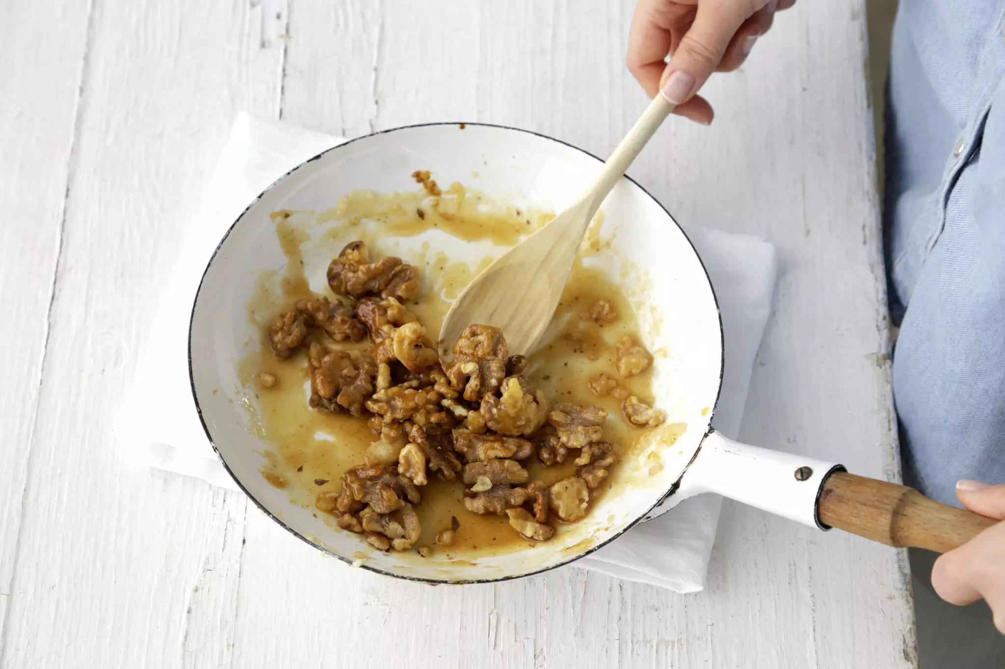 אגוזים מקורמלים: שמים סוכר ומלח במחבת קטנה ויוצרים קרמל. כשנוצר קרמל ענברי מוסיפים אגוזים שלמים,