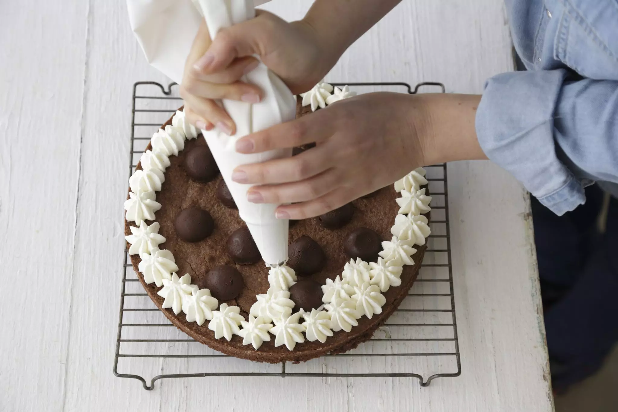 מעבירים את הקצפת לשק זילוף עם צנתר משונן ומזלפים תלוליות בין הכיפות.