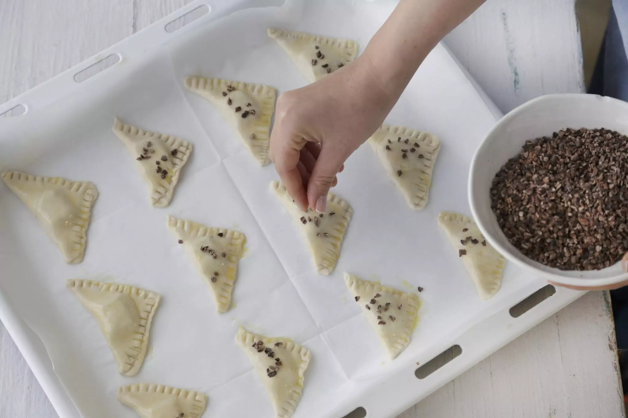 מפזרים פולי קקאו גרוסים או סוכר דמררה.