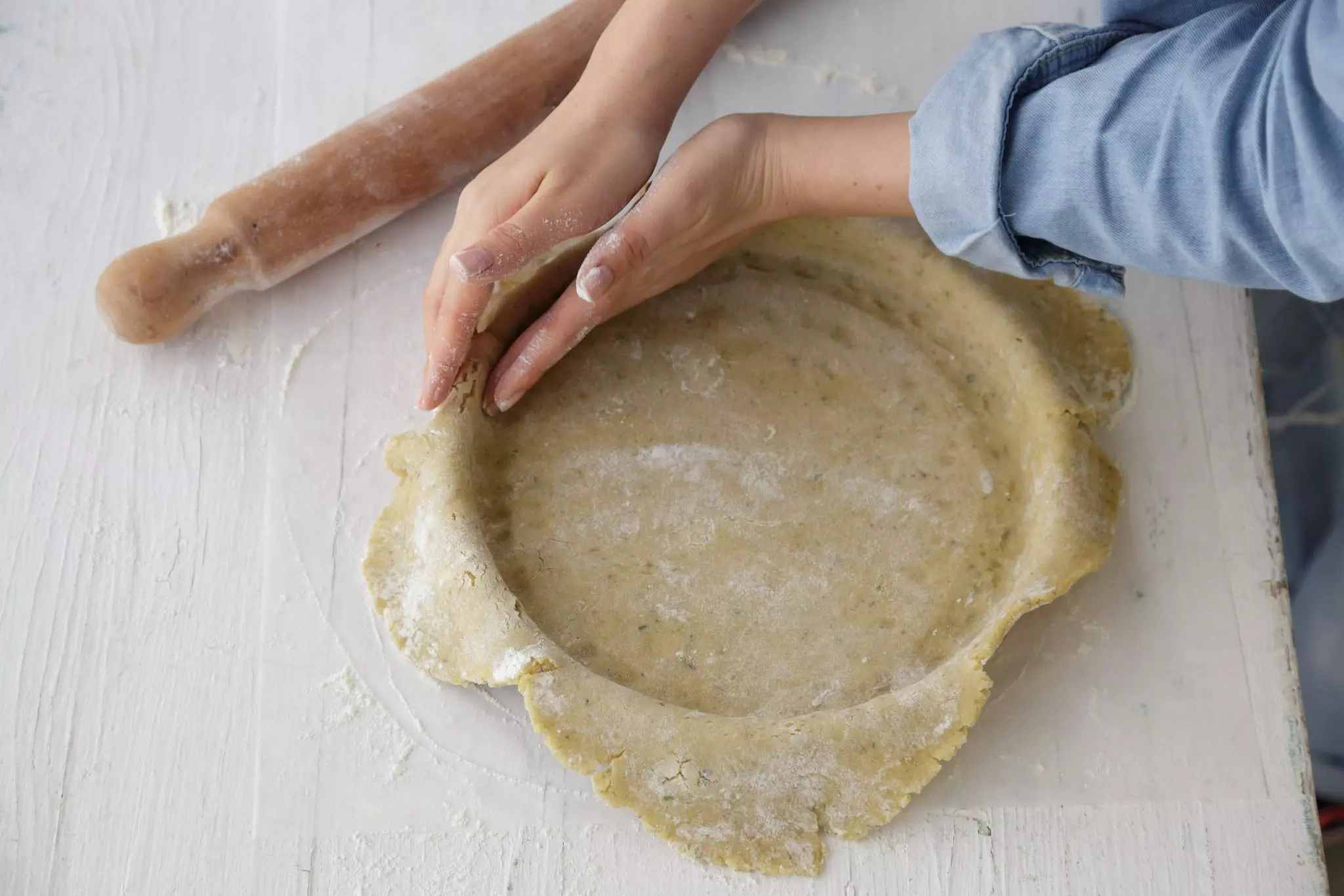 על משטח מקומח מרדדים את הבצק לעלה בעובי של 3-4 מ