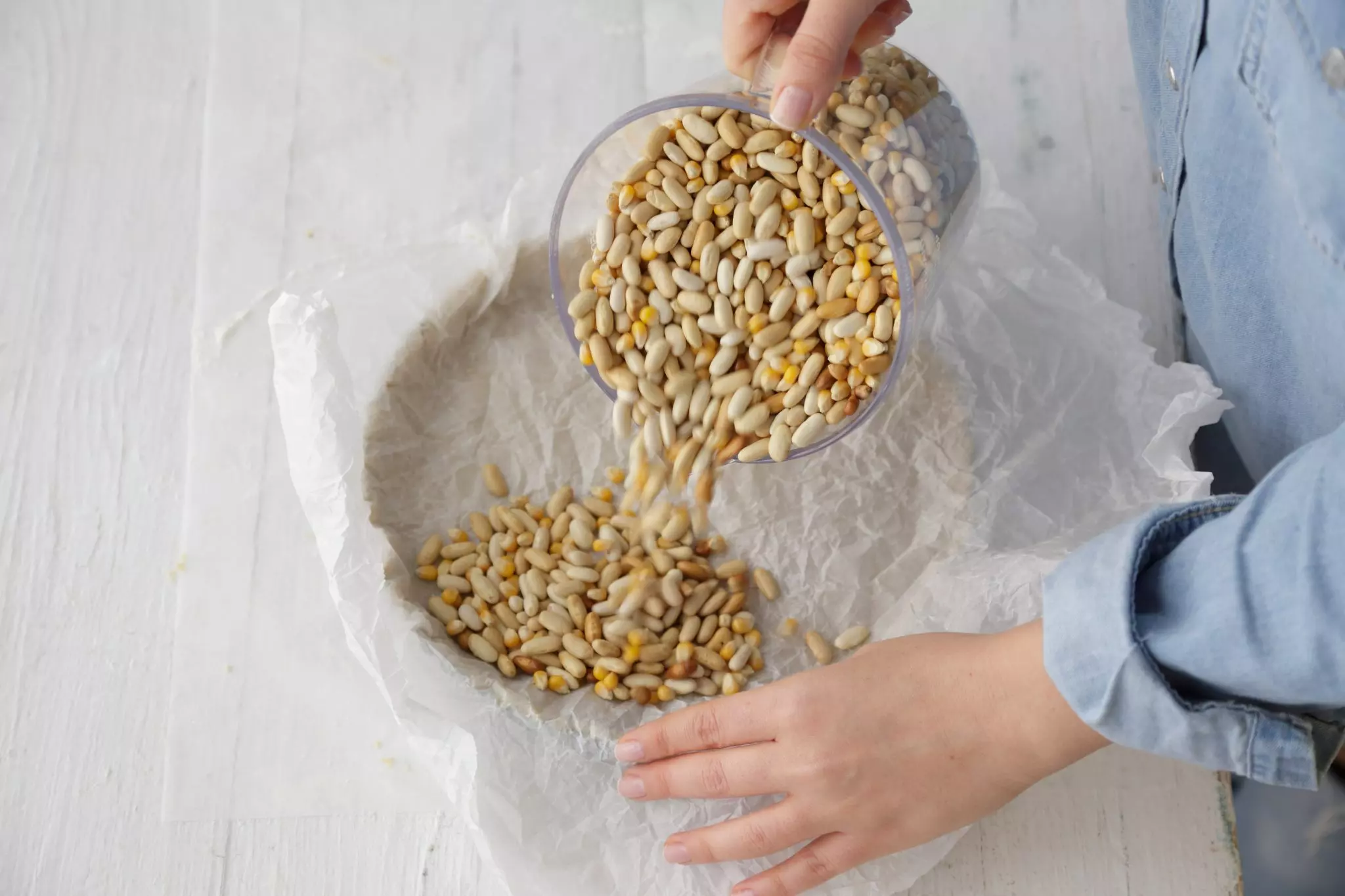 אפייה עיוורת: מרפדים את הקלתית הקפואה בנייר אפייה מקומט או בניילון נצמד וממלאים בקטניות או משקולות מיוחדות לאפייה.