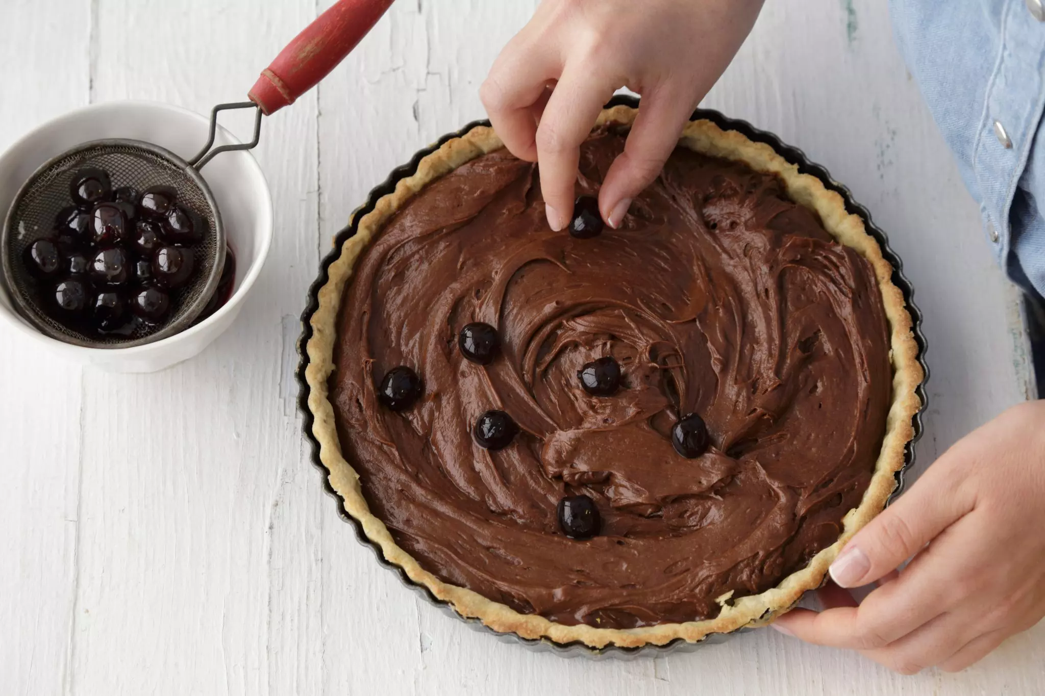 מסדרים דובדבני אמרנה בצורה חופשית.