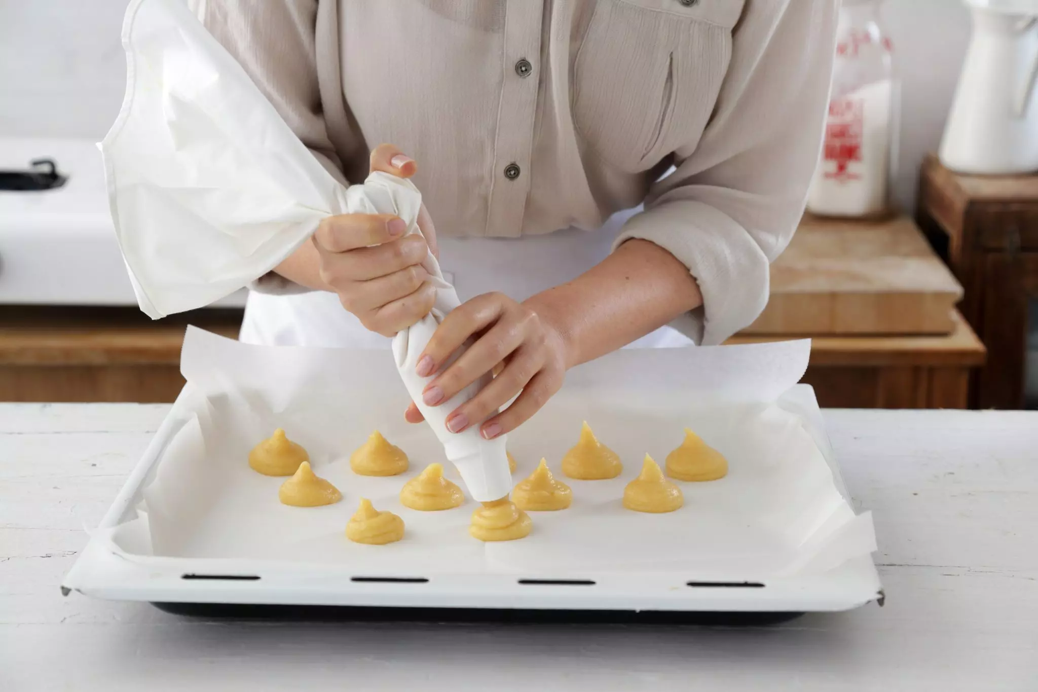 כאשר הבצק מוכן מעבירים לשק זילוף עם צנתר חלק (בקוטר של כ-2 ס