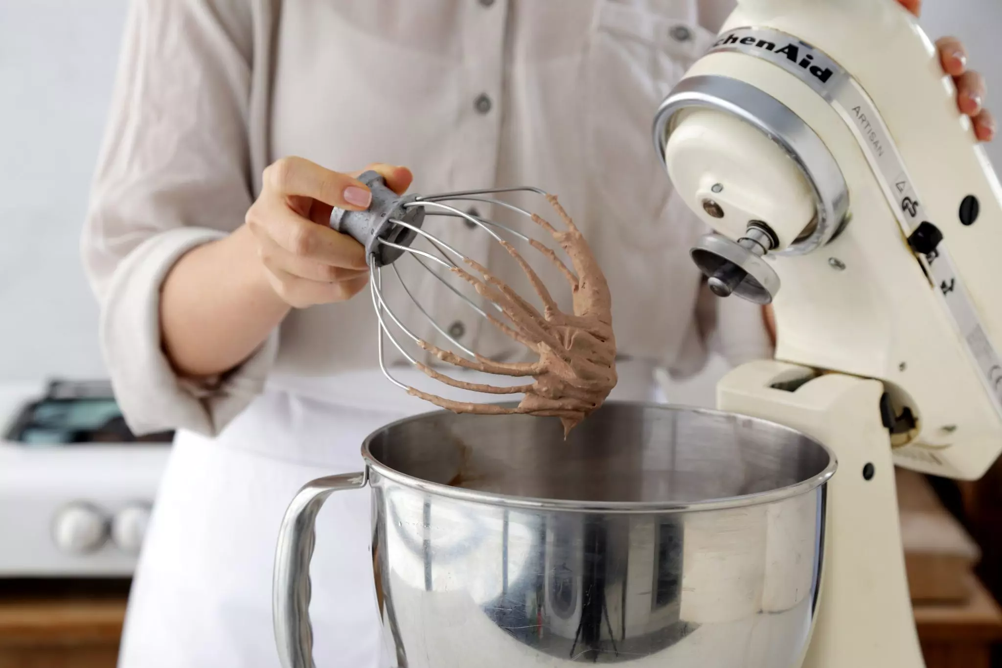 יוצקים את השמנת החמה על גבי השוקולד, ממתינים כדקה וטורפים עד שמתקבל גנאש אחיד ומבריק