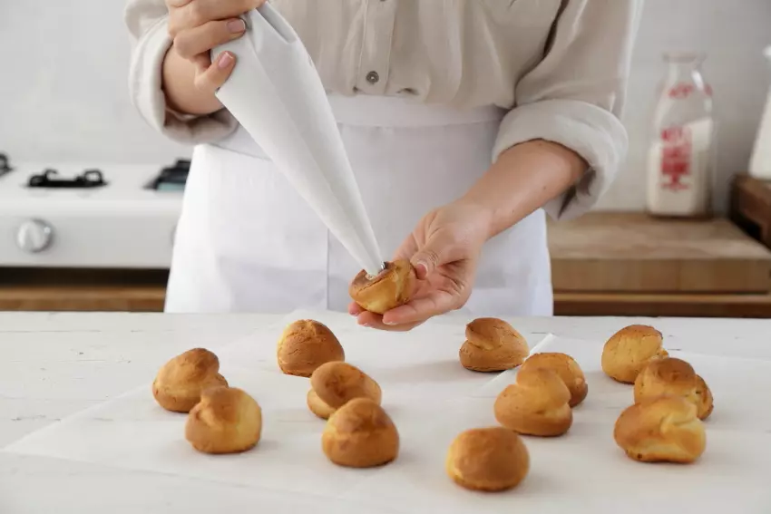 תחתית כל פחזנית יוצרים חור קטן בעזרת סכין. ממלאים בנדיבות בקרם.