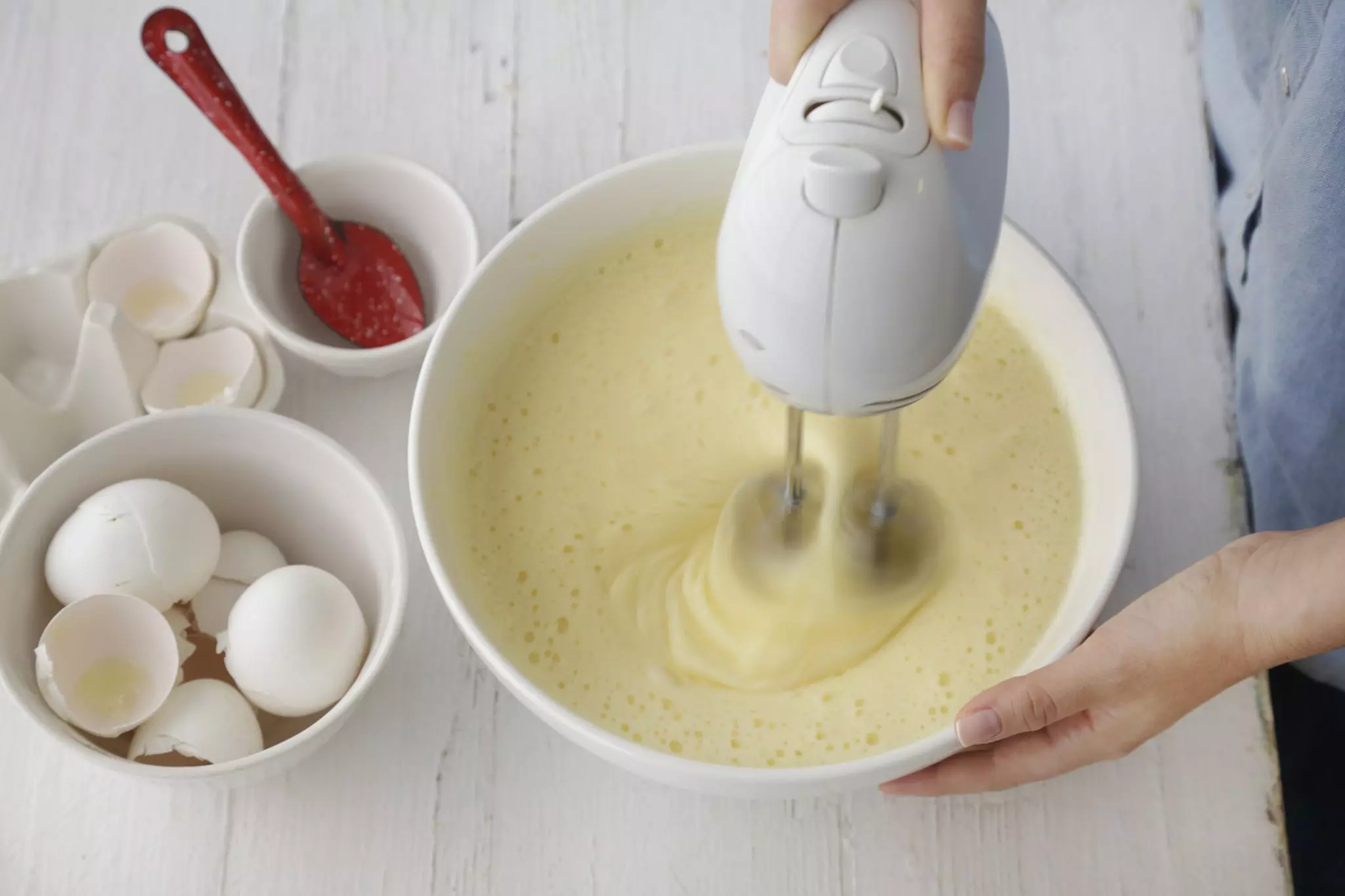 בקערת מיקסר מקציפים יחד ביצים, מלח וסוכר במהירות גבוהה במשך 4-5 דקות