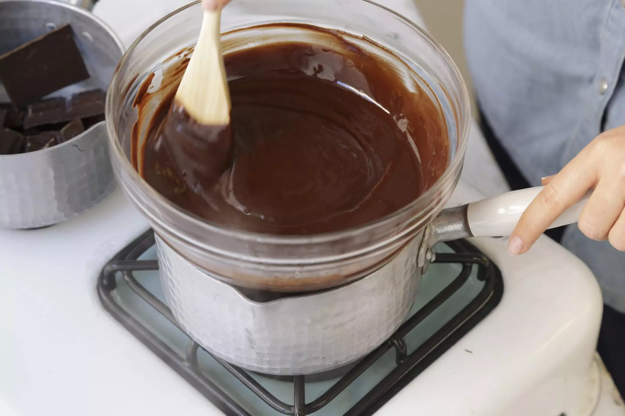 שוברים את השוקולד ושמים בקערה. מוסיפים פנימה את החמאה וממיסים יחד במיקרוגל או על בן מארי עד שהכל נמס והתערובת אחידה.