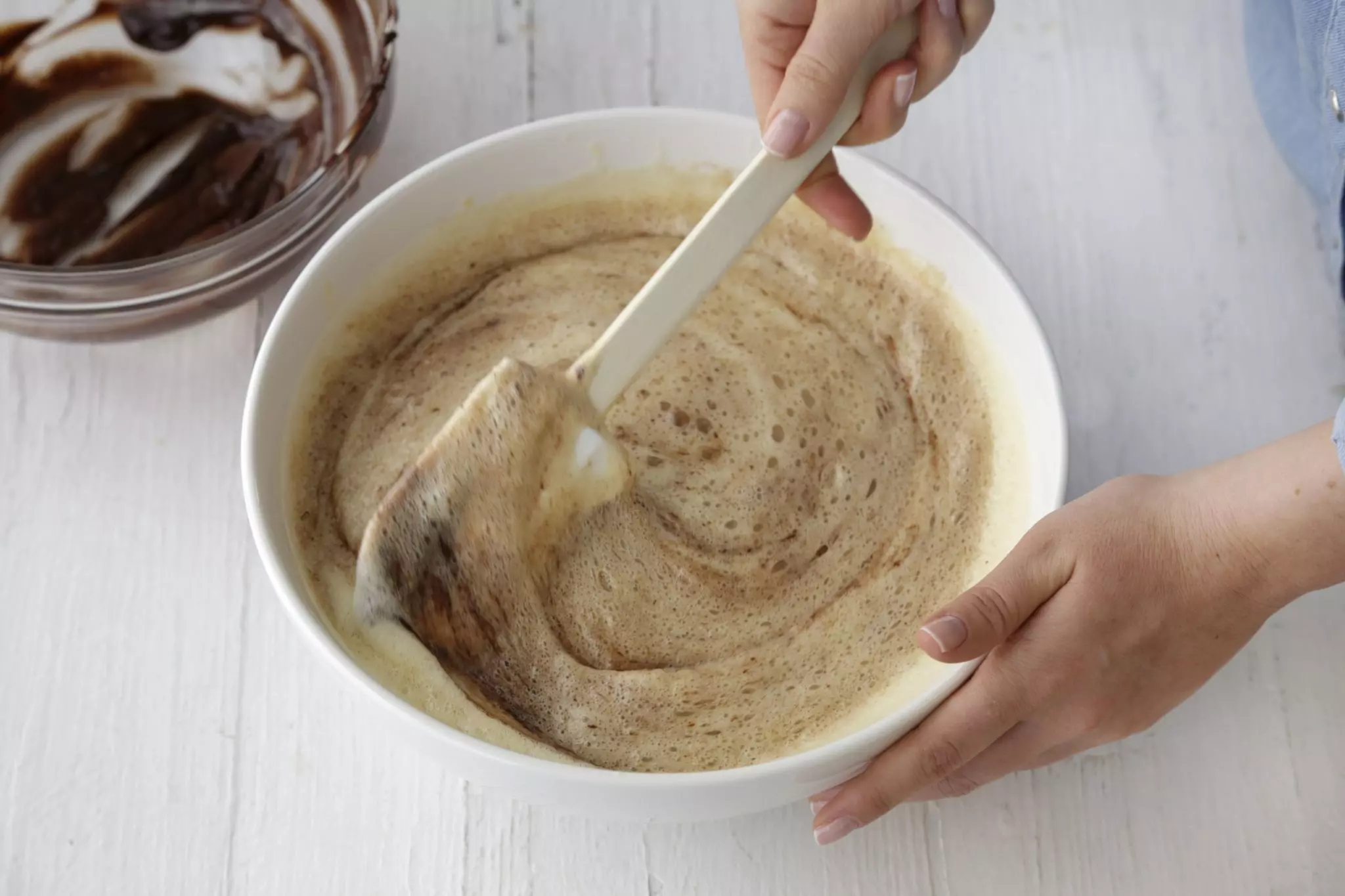 מוסיפים לתוך תערובת הביצים המוקצפות את תערובת השוקולד המומס ומקפלים בעדינות.