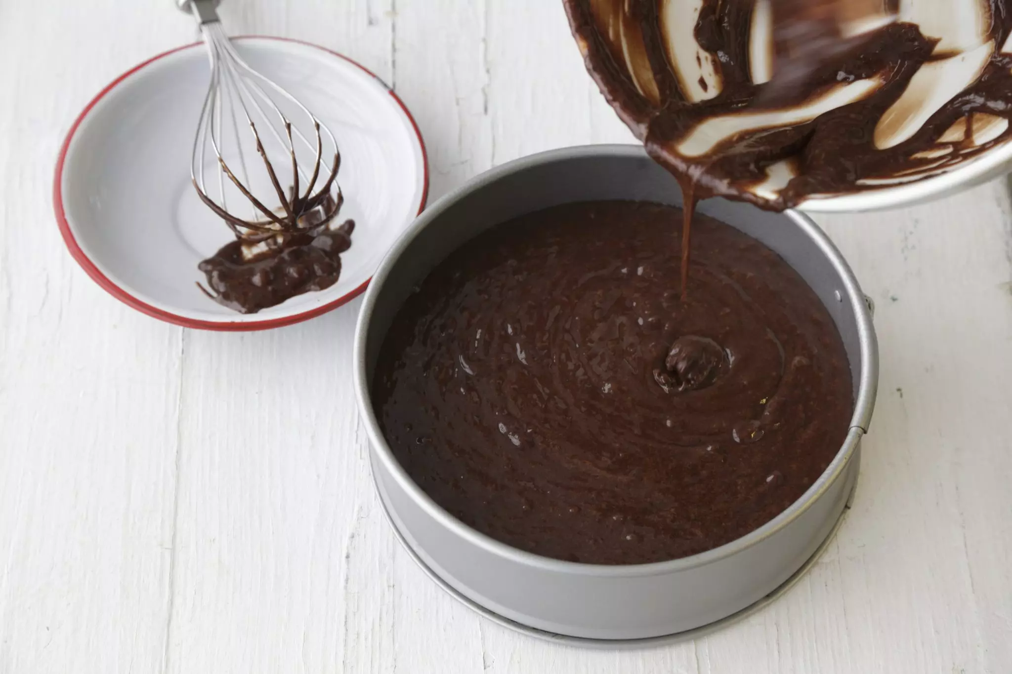 כשהתערובת כמעט אחידה, מוסיפים קקאו, שקדים טחונים וקורנפלור ומקפלים רק עד שאחיד.