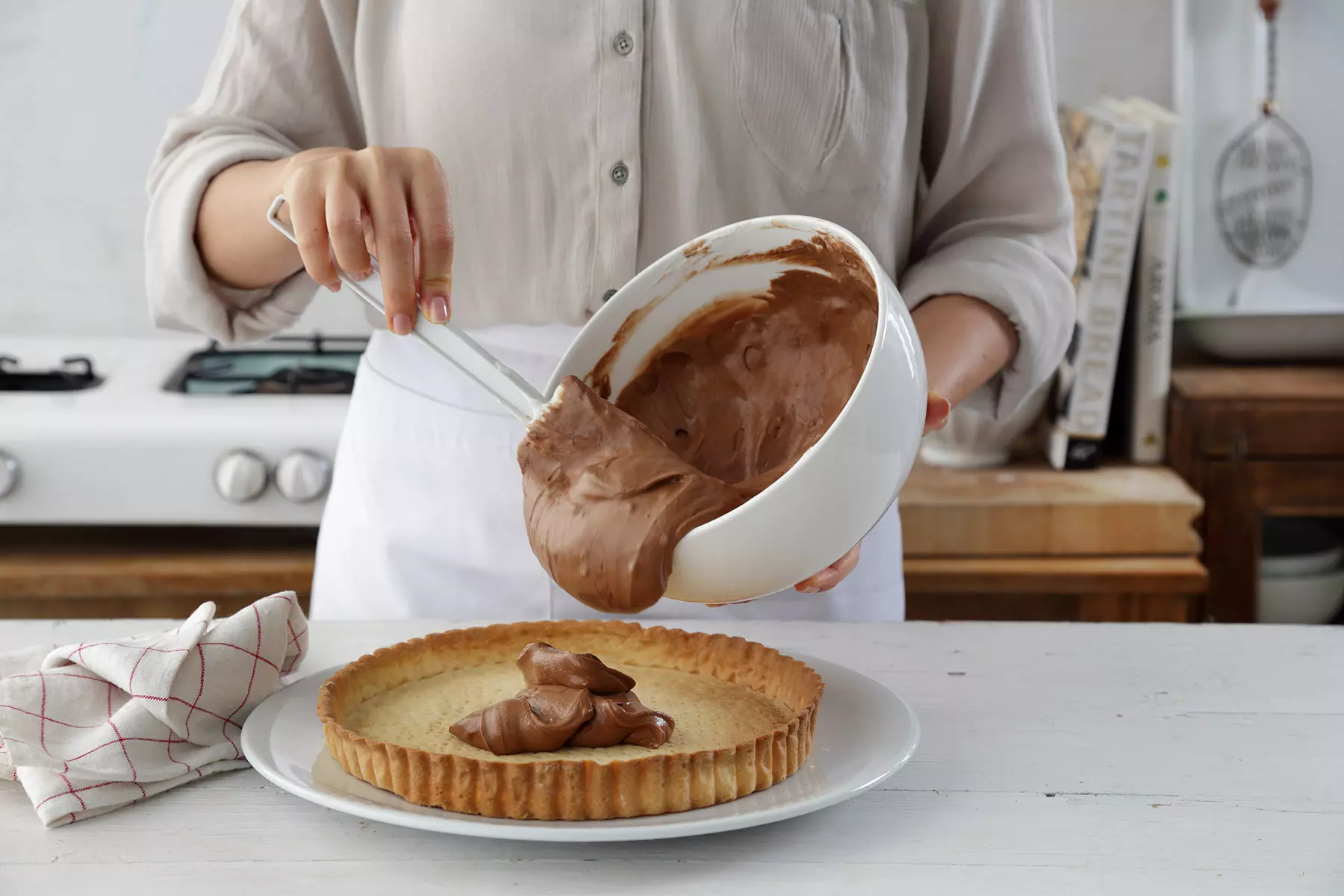 יוצקים את המוס לתוך הקלתית האפויה