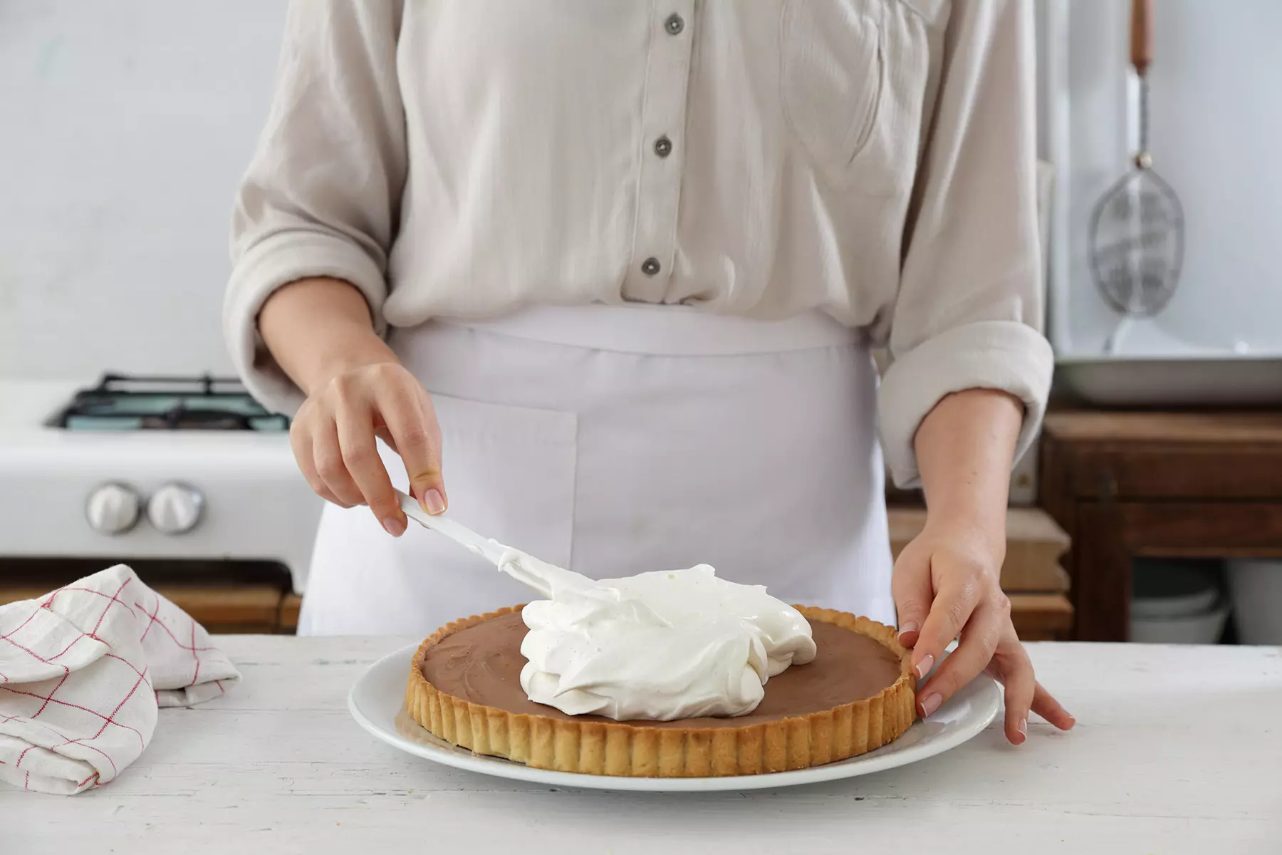 יוצקים את הקצפת על גבי מוס השוקולד בשכבה נדיבה ומעצבים בצורה חופשית באמצעות כף.