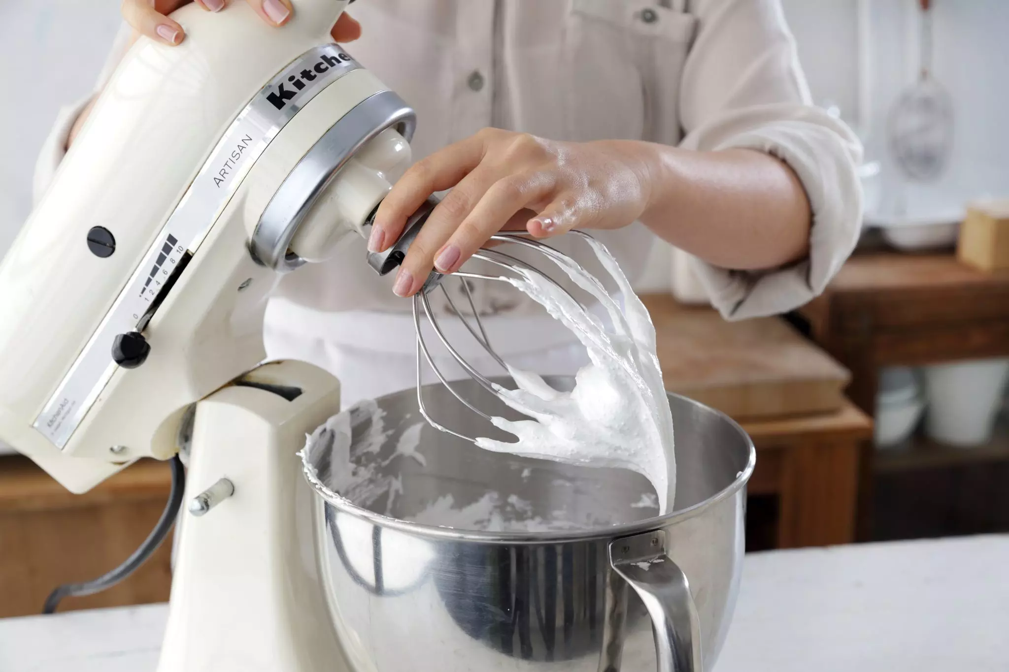 מקציפים במהירות גבוהה מאוד עד שמתחיל להיווצר קצף לבנבן.