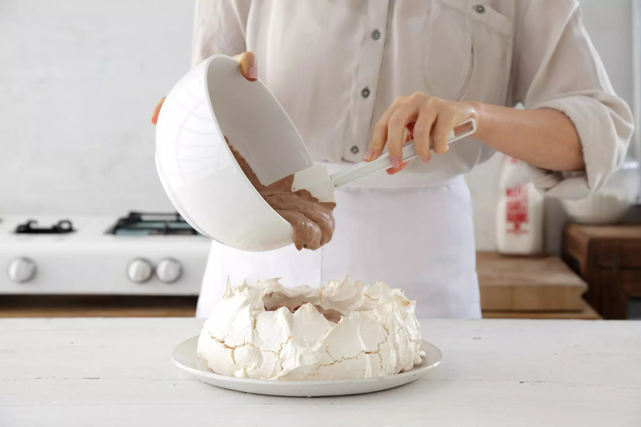 ממלאים את הפבלובה בקרם השוקולד ושומרים במקרר עד ההגשה.