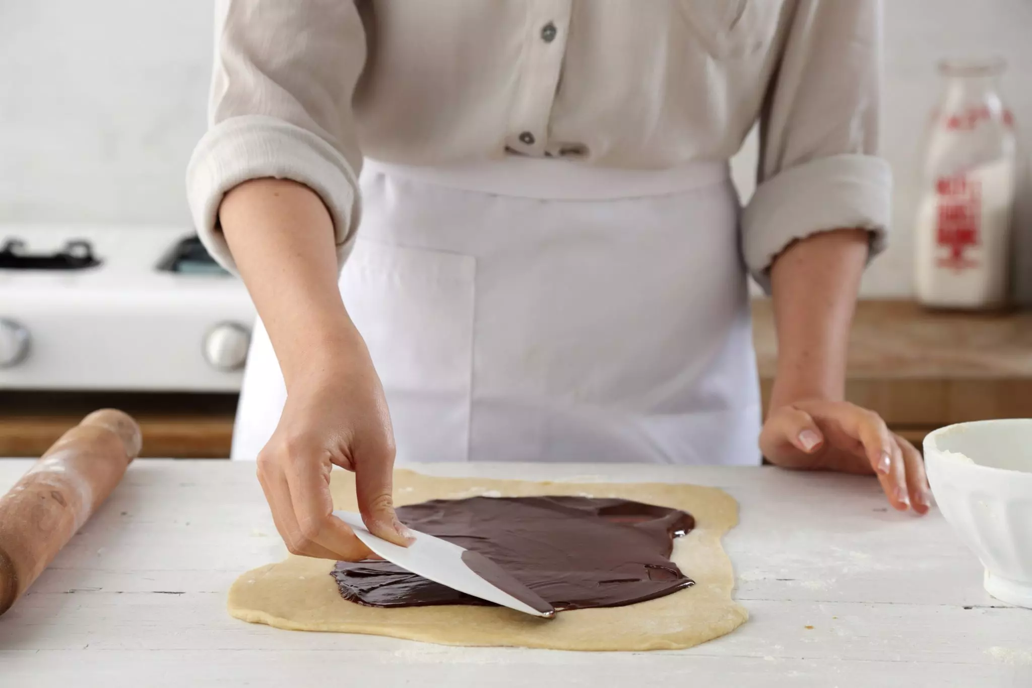 מורחים מחצית מכמות מלית השוקולד בשכבה דקה.