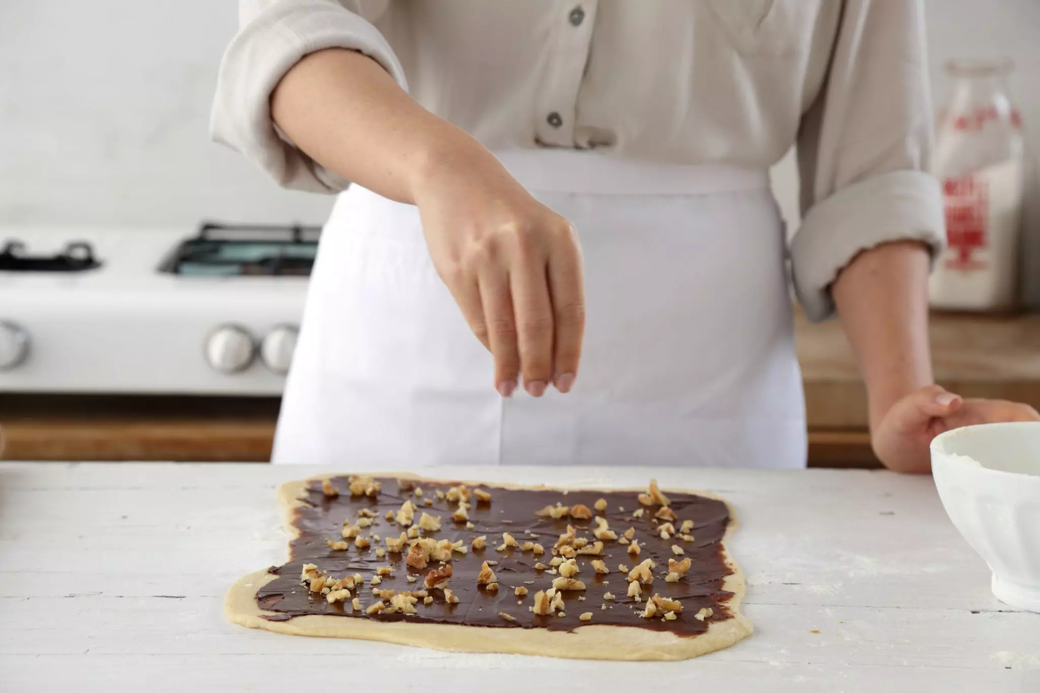 מפזרים אגוזים קצוצים.