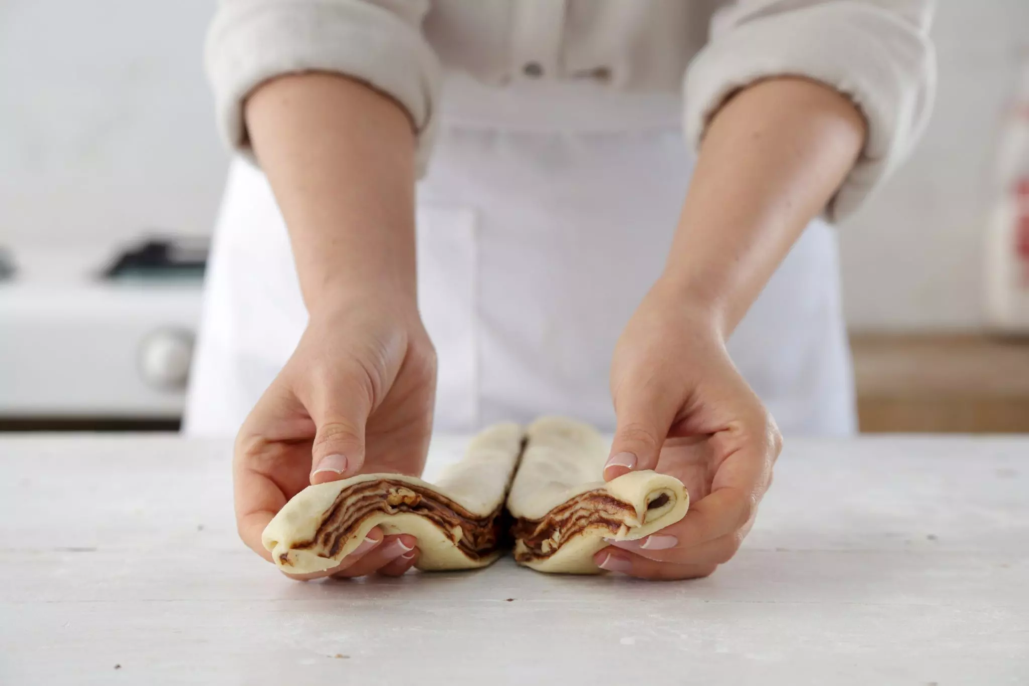 מלפפים את שתי הרצועות שנוצרו כך שתיווצר צורת בורג.