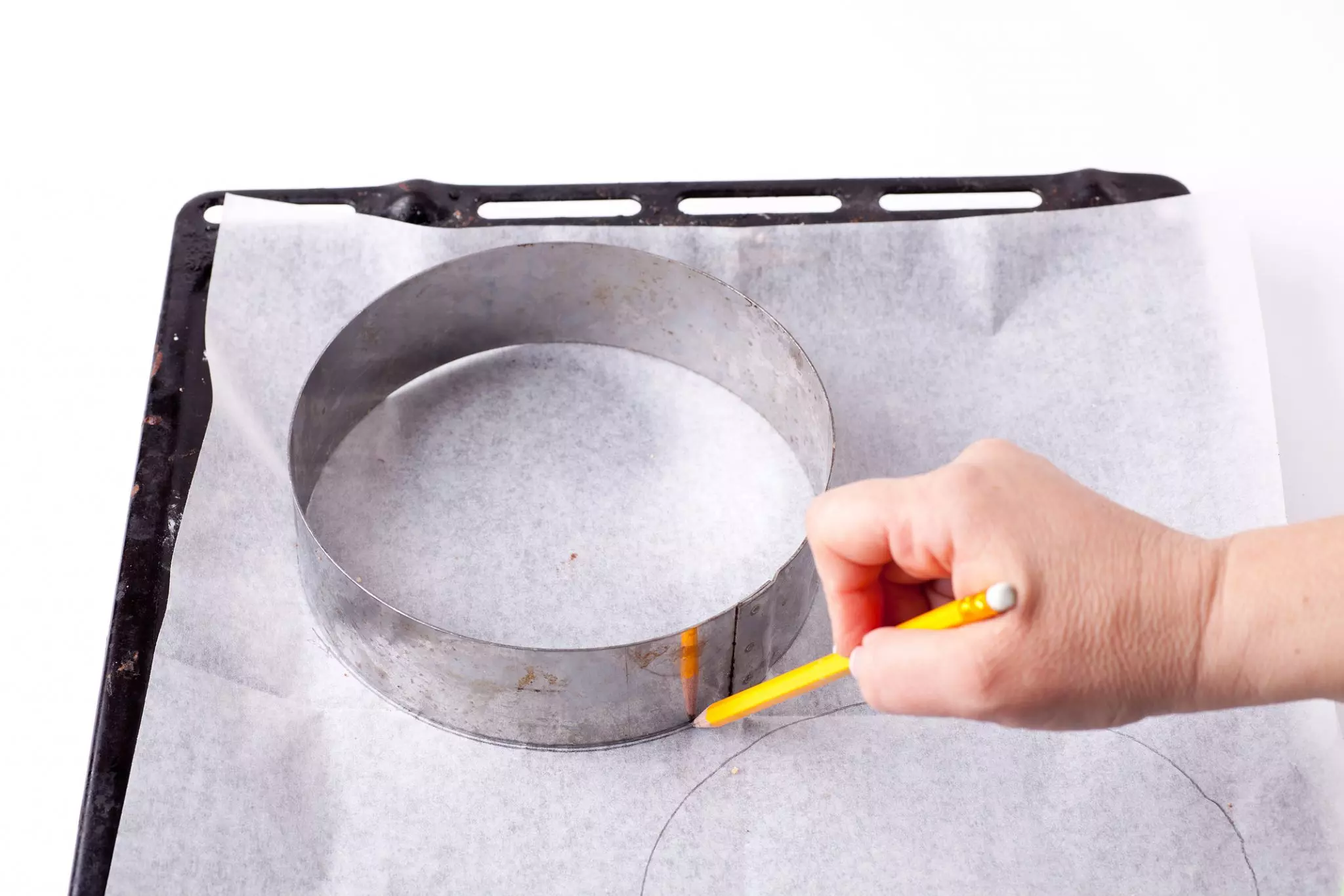 מציירים בעזרת עפרון, על נייר אפייה, 4 עיגולים בקוטר 18 ס”מ (באמצעות תבנית עגולה מתאימה או רינג).