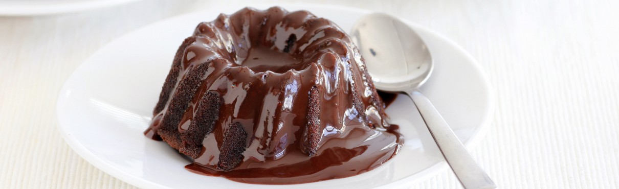 עוגות שוקולד אישיות עם רוטב שוקולד חם