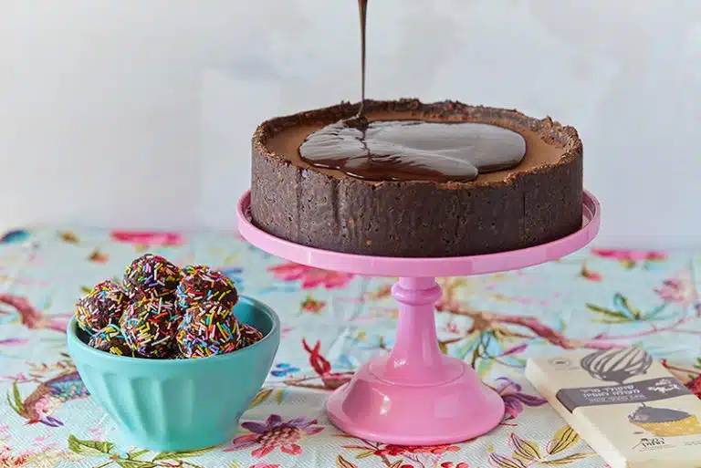 עוגת כדורי שוקולד עם מוס שוקולד ומסקרפונה-ציפוי שוקולד