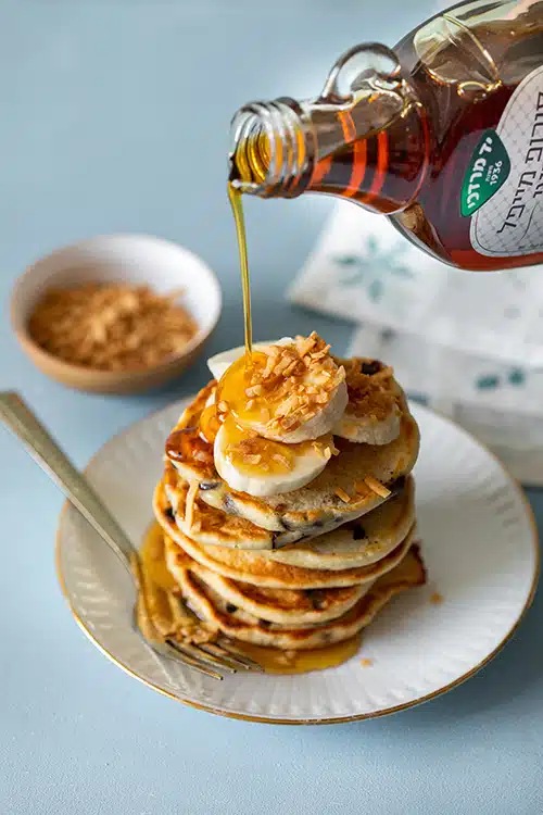 פנקייק שוקולד צ'יפס עם פרוסות בננה ומייפל