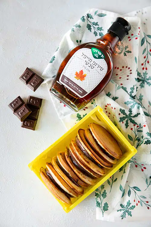 דורייקי dorayaki: פנקיקיים יפניים במילוי קרם פטיסייר שוקולד מריר