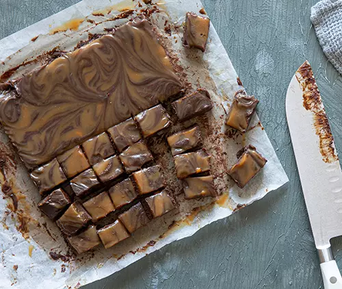 קוביות טראפלס עם שבילים של קרמל מלוח