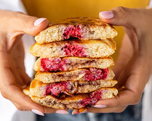 פנקייק פטל ברוטב שוקולד וקרמל