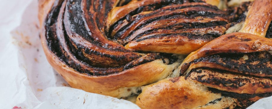 עוגת שמרים עגולה עם המון שכבות שוקולד