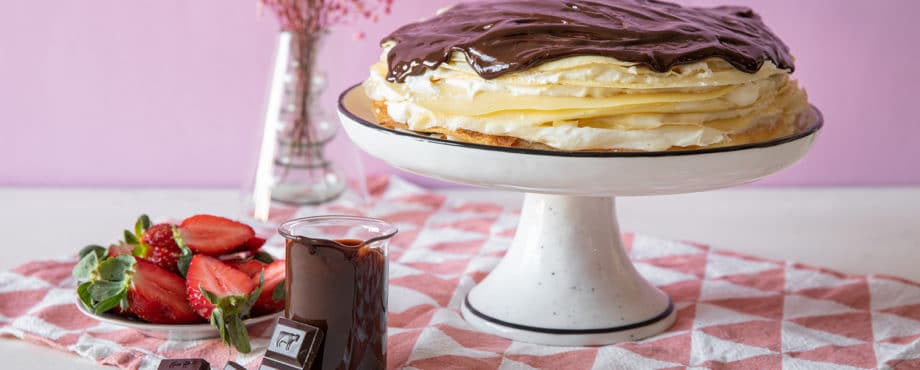 עוגת קרפים במילוי קרם וניל ומייפל עם רוטב שוקולד