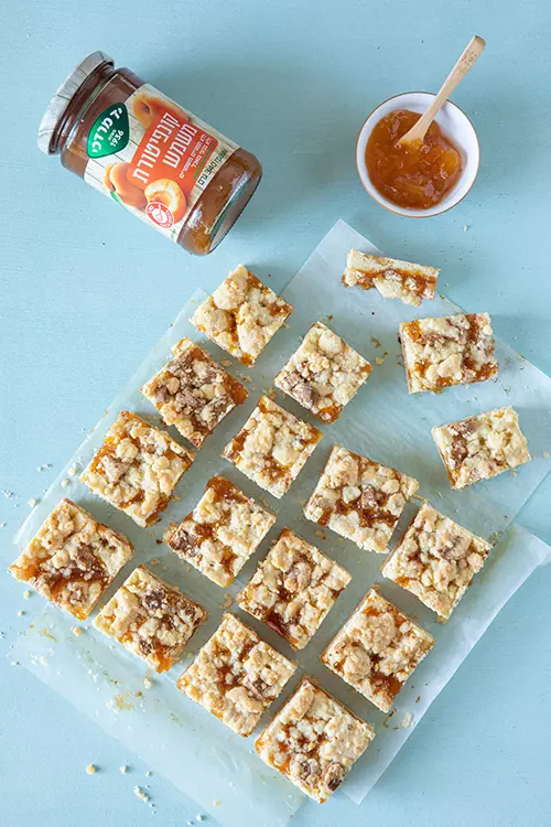 חיתוכיות מבצק פריך עם קונפיטורת משמשים, צ'אנקים של בלונדי וקראמבל