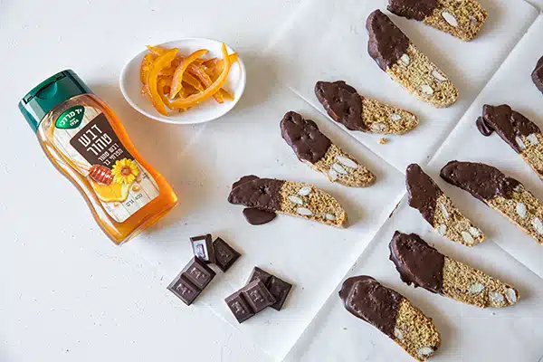 עוגיות ביסקוטי עם שקדים ודבש מצופות שוקולד