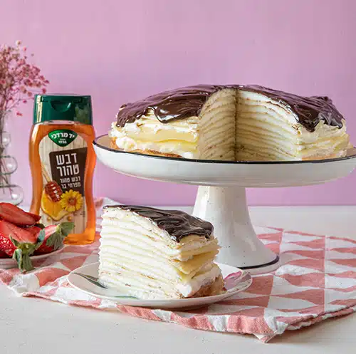 עוגת קרפים במילוי קרם וניל ומייפל עם רוטב שוקולד