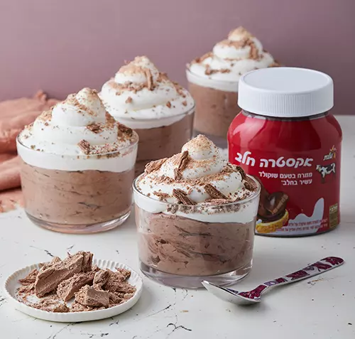 קינוחי כוסות - מוס אקסטרה שוקולד עם שברי מקופלת והר קצפת