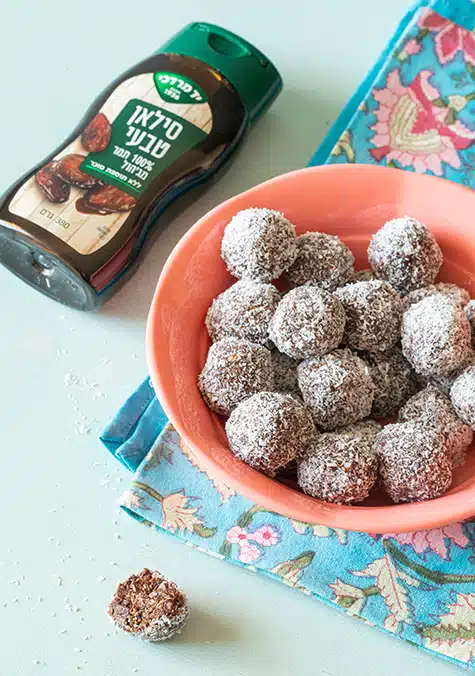 כדורי אנרגיה עם קקאו, סילאן וצ'אנקים של שוקולד