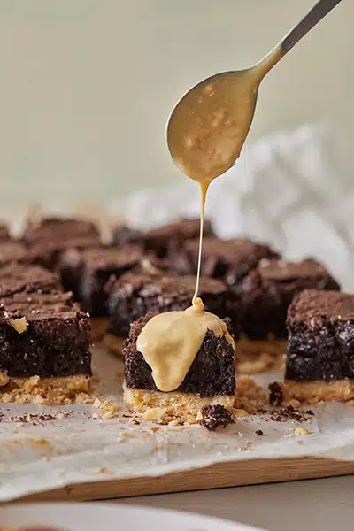 קוביות בראוניז שחיתות בציפוי בלונדי ובייגלה מלוח