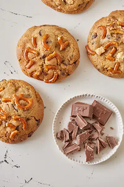 עוגיות שוקולד צ'יפס במילוי טופי קרמל מלוח ובייגלה