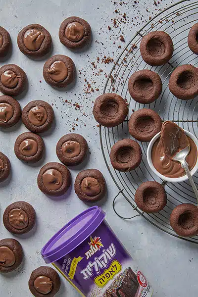 עוגיות טביעת אצבע במילוי ממרח שוקולד