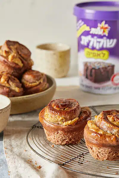 שבלולי שמרים שוקולית במילוי חלבה ושוקולד לבן