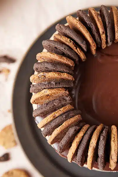 עוגת המלכה - עוגת שוקולד שכבות עם כתר עוגיות שוקולד צ'יפס