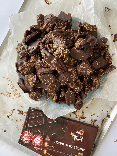 פקאנים מצופים שוקולד