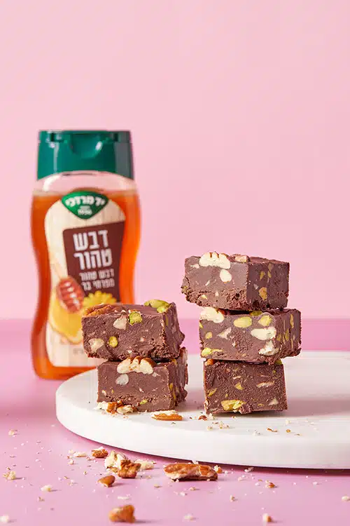 פאדג' שוקולד וטחינה עם דבש, פקאנים ופיסטוקים