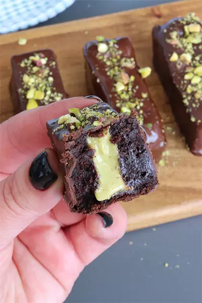 בראוניז שוקולד לפסח במילוי פיסטוק