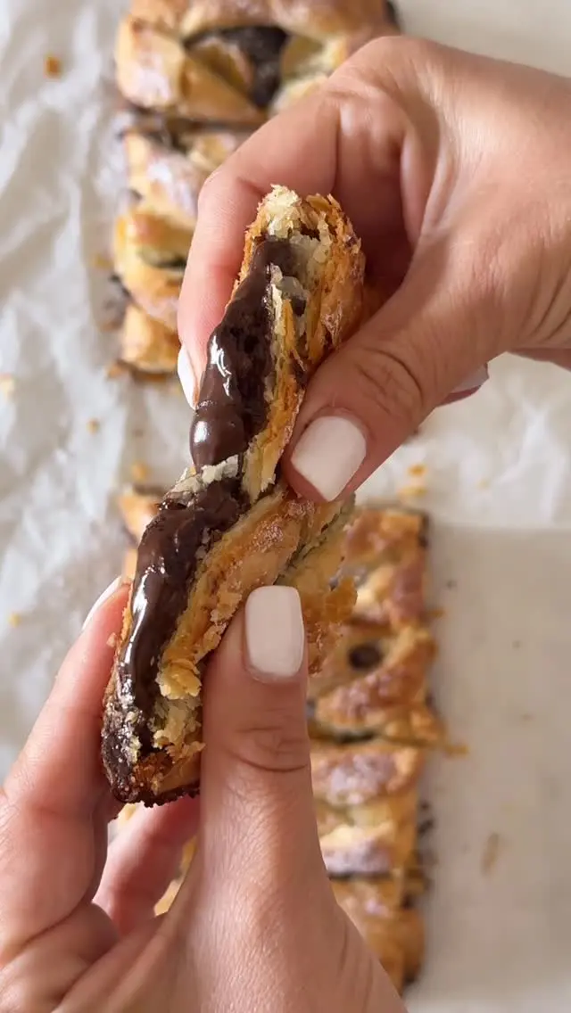 מאפה בננה לוטי מהיר מ-4 מצרכים בלבד! השילוב המושלם בין ממרחית לבנה, בננה, שוקולד מריר ובצק עלים💕
איך מכינים? 
מצרכים:
1 בצק עלים מופשר ע״פ הוראות היצרן 
200 גרם שוקולד פרה מריר 
4-5 כפות ממרחית לבנה 
2 בננות 
ביצה טרופה – להברשה 

אופן ההכנה: 
- מניחים בצק עלים על נייר אפייה, מסדרים אותו כשהצד הצר פונה כלפיכם. 
- במרכז הבצק מורחים ממרחית (ברוחב של טבלת שוקולד) ומשאירים שוליים יחסית רחבים בצדדים ללא מילוי.
- מניחים שתי טבלאות שוקולד פרה מריר לאורך ומסדרים פרוסות בננה מעל לשוקולד. 
- חותכים את השוליים בצדדים לפסים בעובי של 1 ס״מ וקולעים אותם מעל למילוי פעם מימין ופעם משמאל. סוגרים היטב כדי שהמילוי לא יברח החוצה.
- מברישים בביצה, ומעבירים לתנור שחומם מראש ל-180 מעלות למשך כ-25 דקות או עד הזהבה של המאפה. 
- מפדרים באבקת סוכר ומגישים.