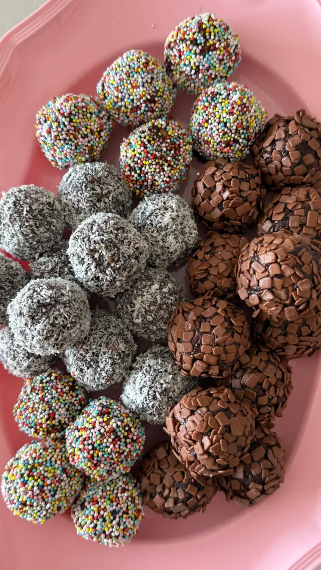 3 מצרכים ותקבלו את כדורי השוקולד הכי טעימים שיש! אלה שנמצאים ברשימת 5 המתכונים הכי פופולריים באתר. אלה שתמיד חוזרים אליהם💕
איך מכינים? 
מצרכים:
250 גרם שוקולד מריר עלית
250 מ”ל (1 מיכל) שמנת מתוקה (לגרסת פרווה - קרם קוקוס באותה הכמות)
קורט מלח
300 גרם פתי בר

לציפוי:
קוקוס
סוכריות צבעוניות
סוכריות שוקולד 

אופן ההכנה: 
- שוברים את השוקולד לקוביות ושמים בקערה המתאימה לחימום במיקרוגל.
- מוסיפים שמנת ומלח וממיסים יחד במיקרוגל בפולסים של 30 שניות, עד שהכל נמס והתערובת אחידה.
- בינתיים שוברים את הביסקוויטים לחתיכות קטנות ולא אחידות.
- מוסיפים את הביסקוויטים השבורים לתערובת השוקולד ומערבבים היטב.
- מצננים במשך 30 דקות במקרר, על מנת שהתערובת תתמצק מעט ויהיה אפשר לגלגל לכדורים.
- בעזרת כפית מוציאים פיסות מהתערובת ומגלגלים בידיים לכדורים.
- טובלים את הכדורים בקוקוס, סוכריות צבעוניות או סוכריות שוקולד ומעבירים לצלחת הגשה.
- שומרים במקרר.