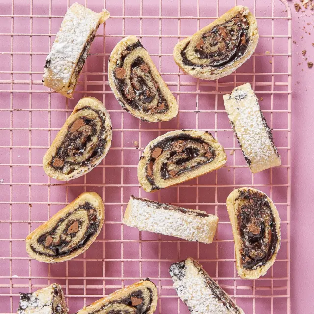 מגולגלות שוקולד טעימות ורכות מבצק פריך על בסיס שמן זית. העוגיות האלה הן הפינוק האולטימטיבי לצד כוס תה רותח. המלצה שלנו? תכפילו כמויות💕
איך מכינים?
לבצק:
3 ו-1/2 כוסות קמח לבן
1 כפית אבקת אפייה
1 כף תמצית וניל
3/4 כוס שמן זית 
1 ביצה L
1/2 כוס מיץ תפוזים

למילוי:
6 כפות קקאו
2/3 כוס דבש
50 גרם שוקולד פרה חלב או מריר

אופן ההכנה:
- בקערה גדולה שמים את כל המצרכים ומערבבים עד לקבלת בצק אחיד. מועכים למעין פיתה, מניילנים ומעבירים למקרר לחצי שעה.
- למילוי: מערבבים את כל המצרכים עד לקבלת ממרח. חותכים את השוקולד לצ’אנקים.
- מרדדים רבע מהבצק למלבן דק בין 2 ניירות אפייה ומורחים מעל את הממרח ומפזרים את הצ’אנקים של השוקולד. מגלגלים לרולדה הדוקה.
- חוזרים על הפעולה עם שאר הבצק והממרח.
- מניחים על תבנית תנור עם נייר אפייה ואופים בתנור שחומם מראש ל-180 מעלות עד שהרולדה מזהיבות ממש מעט.
 חותכים לפרוסות בעובי 1-2 ס”מ ומצננים.