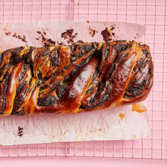 עוגת קראנץ׳ שוקולד מהחלומות! עם קוביות שוקולד שמצטרפות למלית והופכות אותה לעשירה ושוקולדית מושלמת לסוף השבוע - כששקט בחוץ ומתוק בבית💕 
איך מכינים? 
לבצק:
500 גרם קמח לבן
1 כף שמרים יבשים או 3 כפות שמרים טריים
1/2 כוס סוכר לבן
1 מיכל שמנת מתוקה או כוס חלב או כוס מים
2 ביצים L
100 גרם חמאה מומסת

למילוי:
50 גרם חמאה מומסת
1/2 כוס שמן
180 גרם סוכר חום בהיר
5 כפות קקאו
200 גרם שוקולד פרה מריר או חלב

לסירופ:
3/4 כוס מים
1/2 כוס סוכר

אופן ההכנה:
- בקערת מיקסר עם וו לישה מניחים את כל מצרכי הבצק פרט לחמאה. מערבלים במשך דקה.
- מוסיפים את החמאה ומערבלים במשך 8-10 דקות.
- מכסים במגבת ומאפשרים לבצק לנוח במשך 45 דקות (אם מאוד קר בחוץ אפשר גם שעה ורבע). הבצק אמור לתפוח אבל לא להכפיל את נפחו אלא יותר כמו 3/4 התפחה.
- מכינים את המילוי: ממיסים את החמאה במיקרו בתוך קערה.
- מוסיפים את שאר מצרכי המילוי חוץ מהשוקולד, לפי הסדר ברשימה, ומערבבים היטב עד שנוצר ממרח די אחיד (זה בסדר אם ישנם גרגירי סוכר).
- מחלקים את הבצק ל-2 ומרדדים למלבן דק. כמה דק? ככל שהבצק יהיה דק יותר ככה יהיה בו פחות בצק ויותר מילוי, שזה האידיאל. איזה גודל מלבן? ככל שהמלבן יהיה רחב יותר ככה בגלגול שלו לרולדה יהיו יותר שכבות ולכן בכל ביס יהיה יותר שוקולד.
- מורחים שכבה נדיבה של מילוי על הבצק, מקפידים למרוח ממש עד סוף הבצק, ומפזרים שוקולד קצוץ.
- מגלגלים לרולדה ארוכה, חותכים את הרולדה לאורכה ומסובבים את 2 החצאים אחד עם השני עד ליצירת בורג. מניחים את העוגה בתבנית אינגליש קייק משומנת עם נייר אפייה כשהשוקולד פונה כלפי מעלה.
- מכסים את העוגות במגבת ומתפיחים במשך 35 דקות.
– בינתיים מחממים תנור ל-190 מעלות.
- מברישים את העוגות בביצה טרופה ואופים במשך 40 דקות או עד שהעוגות זהובות. חשוב לבדוק אותן כבר אחרי חצי שעה – תלוי באיזה גודל הכנתם את העוגות, מה עובי הבצק וכדומה.
- 10 דקות לפני שהעוגות מוכנות, מחממים בסיר קטן את המים והסוכר עד שהסוכר נמס לגמרי. ברגע שהעוגות יוצאות מהתנור מברישים אותן, בנדיבות רבה (לא לפחד, הסירופ נספג ויותיר את העוגה רכה כמה ימים), בסירופ הסוכר.